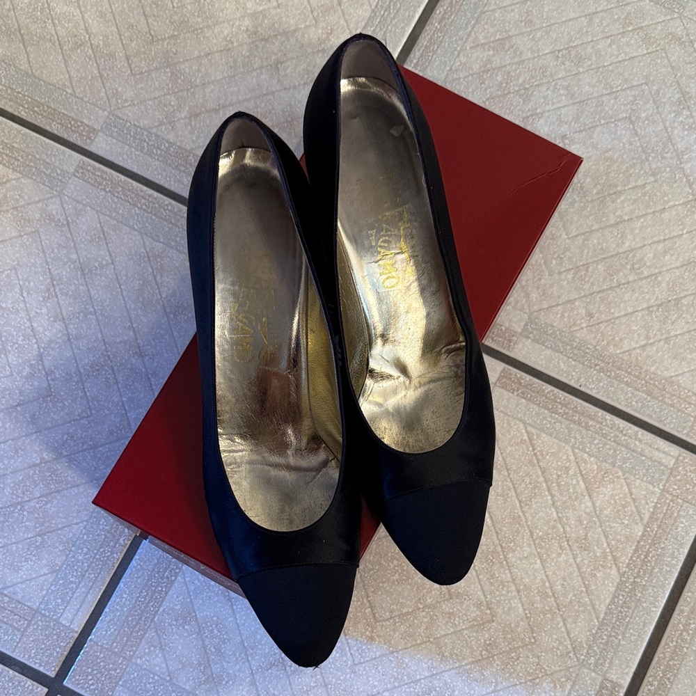 Woman’s 10AA ( narrow) silk/leather vintage dress heels by Salvatore Ferragamo